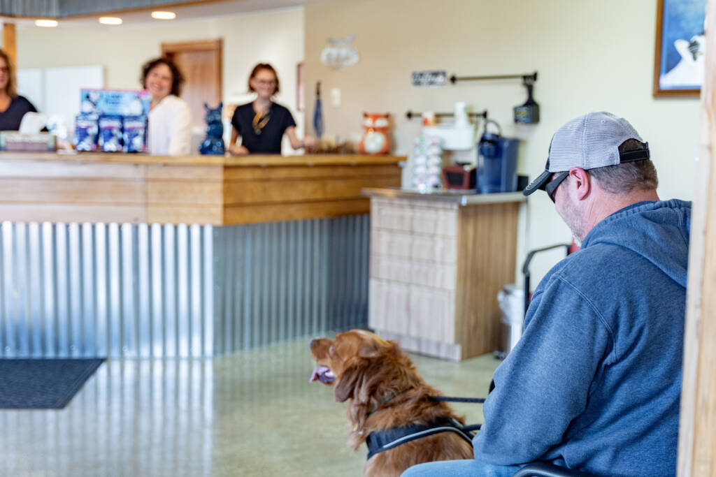Client at the front desk team at Fox Run Animal Hospital in Metamora, MI